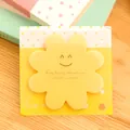 Süße gelbe Haftnotizen in Blumenform mit Smiley und motivierendem englischem Text - Sonnenblume