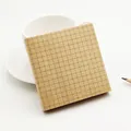 Foglietto adesivo quadrato in carta kraft marrone con motivo a griglia scura su fondo - Kraft-Griglia