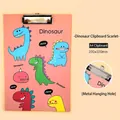 Cartoon A4 Klemmbrett aus Holz mit bunten Dinosaurier-Mustern für Schüler - Dinosaurier Klemmbrett / A4 / Zinnoberrot