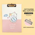 A4-Holz-Klemmbrett für Büro und Schule mit niedlichem Katzen-Design und Metall-Hängeloch - Ballspielende Haustier Katze