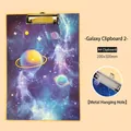 A4 Klemmbrett mit Sternenhimmel-Muster, goldenem Metallclip und Aufhängeloch-Detail - Sternenhimmel Stil 2 (4715692035206) / A4