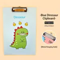 Kreatives Cartoon-Dinosaurier A4-Holzklemmbrett in Hellblau für Schule und Büro - Dinosaurier Klemmbrett / A4 / Blau