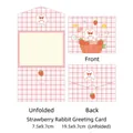 Linda tarjeta de felicitación de conejo fresa con diseño de cuadros para regalos festivos - Tarjeta de Felicitación Conejo Fresa (04#)