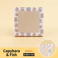 Niedliche quadratische Haftnotizen mit Capybara-Motiv, 8x8 cm, selbstklebend, 50 Blatt - Fish-Eating Capybara (YH-4875) / 50 Blatt