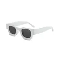 Gafas de sol vintage con pequeña montura cuadrada blanca y lentes negros chic. - Montura Blanca Lente Gris Oscuro