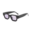 Gafas de sol retro de montura cuadrada pequeña negra gruesa con cristales morados. - Montura negra lentes púrpuras