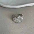 Primer plano detallado que muestra las cuentas transparentes tejidas de este anillo. - Anillo de Cuentas Transparente Multicapa
