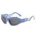 Occhiali da sole punk futuristici con montatura irregolare blu chiaro traforata e lenti scure - Montatura Blu Lenti Grigie