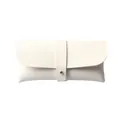 Vooraanzicht van een minimalistische crème kunstleren brillenkoker met een zilveren drukknoop. - Wit Leren Koker Knoopstijl