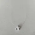 Primer plano de un colgante de circón con forma de estrella en collar de hilo invisible - Collar de Estrella Blanca