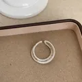 Detailansicht der filigranen, gewickelten Silberdraht-Textur eines minimalistischen Rings. - Spiralwicklung Stil (Ring Stil 2)