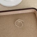 Detailansicht der dünnen geometrischen Linien eines silbernen minimalistischen Rings - Minimalistischer Doppelter Geometrischer Stil (Ring Stil 3)