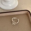 Detailaufnahme eines minimalistischen silbernen geometrischen Rings für Frauen - Verflochtener Wickelstil (Ring Stil 6)