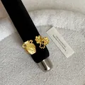 Dettaglio ravvicinato di un anello d'oro in stile francese con fiori e motivi a vaso - Stile Aperto Giarra Floreale Testurizzata / Oro