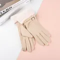 Vue détaillée de gants chauds beiges pour femmes avec poignets en fourrure - Taille unique / Style Boucle / Beige