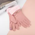 Détail de gants d'hiver roses avec bordure en fourrure et bout des doigts tactiles - Taille unique / Rose