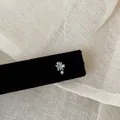 Gros plan d'une boucle d'oreille étoile vert menthe avec petit cristal pendant - Style Pendentif Étoile / 1 Pièce