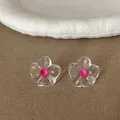 Primer plano de pendientes de flor de resina transparente con brillantes rosas vivos. - Pendientes de Flor Corazón Rojo Rosa
