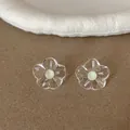 Primer plano de pendientes de flores de resina transparente con detalle de pliegues - Pendientes de Flor Corazón Amarillo