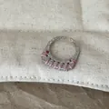 Detailansicht eines silbernen texturierten Metallrings mit rosa Fadenumwicklung. - Rosa Linie Schmaler Ring