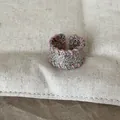 Detailaufnahme der einzigartigen Textur und der rosa Drahtwicklung am Metallringband - Lockere Passform / Rosa Linie Breiter Ring