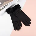 Détail des gants d'hiver noirs pour femmes avec bordure en fourrure et écran tactile - Taille unique / Style Boucle / Noir