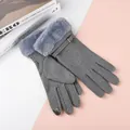Vue macro détaillée de gants d'hiver gris avec poignets en fausse fourrure et bouts tactiles - Taille unique / Style Boucle / Gris