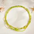 Vue détaillée de la chaîne de taille élastique en perles avec des pierres vertes - Vert (07527)