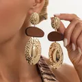 Grandes boucles d'oreilles pendantes ovales en métal doré martelé et bois foncé - Style Statement À Trois Niveaux Patchwork Bois Or (04222)