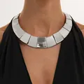 Collar de gargantilla geométrico de metal plateado con segmentos de bloques trapezoidales - Estilo de Patchwork de Bloques Geométricos (08044) / Dorado