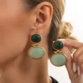 Gros plan détaillé de boucles d'oreilles ovales rétro en résine verte avec monture dorée texturée. - Style Double Ovale Géométrique Patchwork Or Vert (04241)