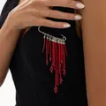 Vue macro détaillée d'une broche épingle de nourrice avec perles rouges et glands cristal - Rouge (00430)