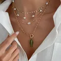 Détail de colliers superposés avec perles et un pendentif en forme de poisson en verre - Style Pendentif Poisson Perle (07365) / Or