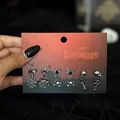 Detailansicht von 6 Paar Halloween-Ohrsteckern mit Totenköpfen, Spinnen und Netzen. - Dunkel Totenkopf Spinnennetz Stil (06670)