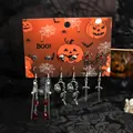 Detailansicht des Halloween-Ohrring-Sets mit Totenköpfen, Rosen und roten Tropfen. - Bluttropfen Langschwert Quaste Stil (06672)