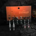 Detailansicht des Gothic-Halloween-Ohrring-Sets mit Totenköpfen, Fledermäusen und Särgen. - Kreuz Sarg Gitarre Totenkopf Stil (06677)