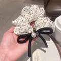 Eleganter cremeweißer Haargummi mit Polka-Dots, schwarzer Schleife und Perlendetail - Schleife-Stil / Weiß