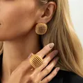 Elegante set di orecchini a lobo e anello coordinato in maglia dorata a sfera cava - 02 Anello e Orecchini Oro (6896) / Oro