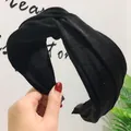 Elegantes schwarzes breites geknotetes Stirnband aus strukturiertem Stoff, koreanischer Stil. - Schwarz