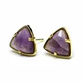 Detaillierte Ansicht minimalistischer dreieckiger violetter Kristallohrringe in Goldfassung - Amethyst
