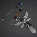Detailansicht eines Engel-Kristallpendels mit sieben Chakra-Steinen und hexagonalem Prisma - Weiß Kristall