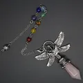 Detailansicht eines Erzengel-Pendels aus Rosenquarz mit sieben Chakra-Heilsteinen. - Rosenquarz