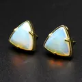 Makroansicht minimalistischer dreieckiger facettierter Opal-Kristall-Ohrstecker mit Goldfinish - Opal