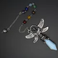 Detailansicht des Opalit-Pendels mit silbernen Engelsflügeln und sieben bunten Chakra-Perlen. - Opal