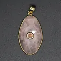 Nahaufnahme eines facettierten rosa Kristallanhängers mit Goldfassung und Zirkonia-Inlay - Rosenquarz