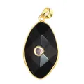 Detaillierte Ansicht eines ovalen schwarzen Kristallanhängers mit lila Zirkonia-Mitte - Geometrischer Facettierter Stil (aljyp2082) / Obsidian
