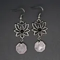 Detaillierte Nahaufnahme von Lotus-Ohrringen im Ethno-Stil mit rosa hexagonalen Steinen. - Rosenquarz