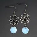 Detailaufnahme von Vintage Lotus-Ohrringen mit blauen sechseckigen Opalit-Steinen. - Opal