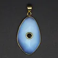 Detailansicht eines facettierten hellblauen Kristallanhängers mit schwarzem Zirkon. - Marquise Facettierter Stil (aljyp2082) / Opal