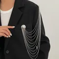 Gros plan d'une broche à pampilles argentées multicouches élégante sur une veste de blazer noire - Style Fermoir Demi-Boule Chaîne à Gland Multicouche (E1-00420) / Argent